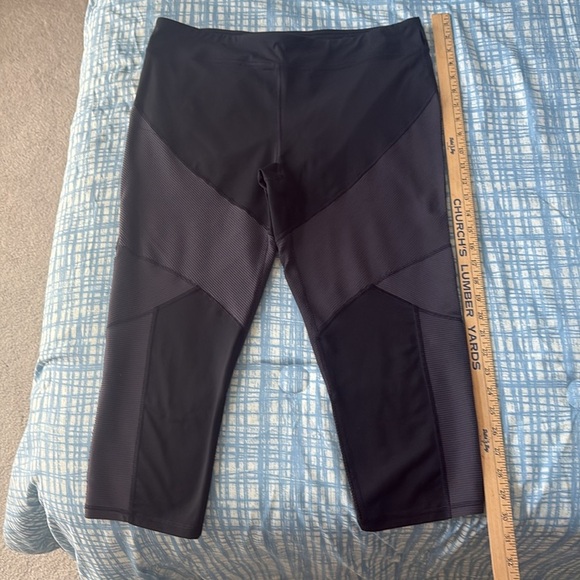 Champion Black and Gray Athletic Capri Leggings XL - Picture 2 of 10